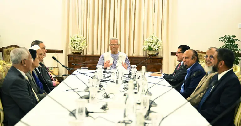 প্রধান উপদেষ্টার সঙ্গে নির্বাচন কমিশনের কমিশনারগণ